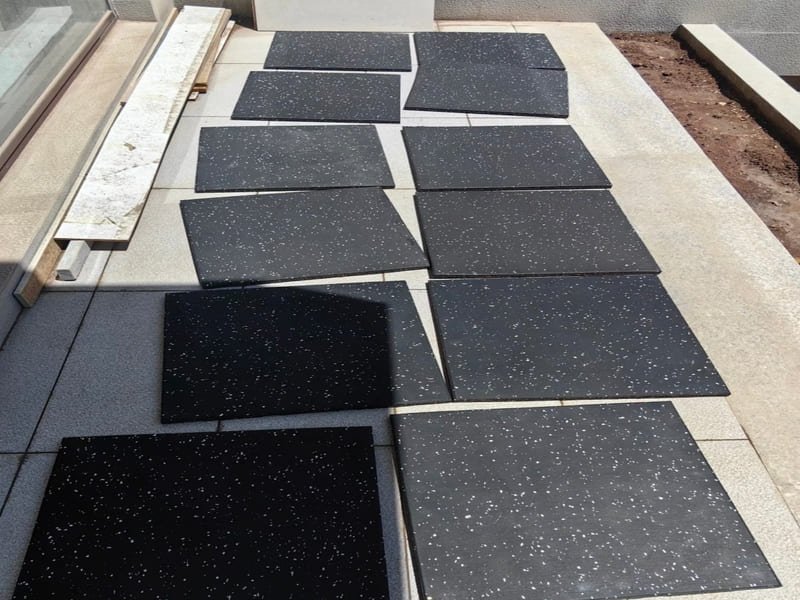 Ein Sicherheitstest, bei dem ein Gegenstand auf einen Gummiboden und einen Betonboden fallen gelassen wird.